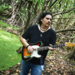 Guitarrista Roberto Lessa com uma guitarra Squier Telecaster Sunburst no mangue do Parque do Cocó